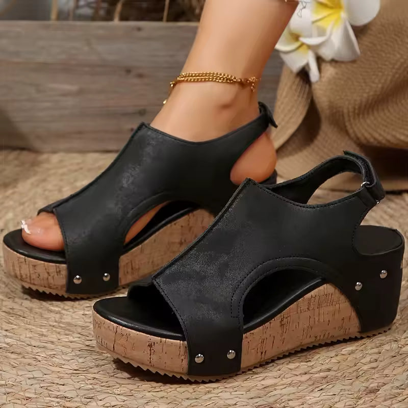 Sommerliche Strandsandalen mit Strohkeil