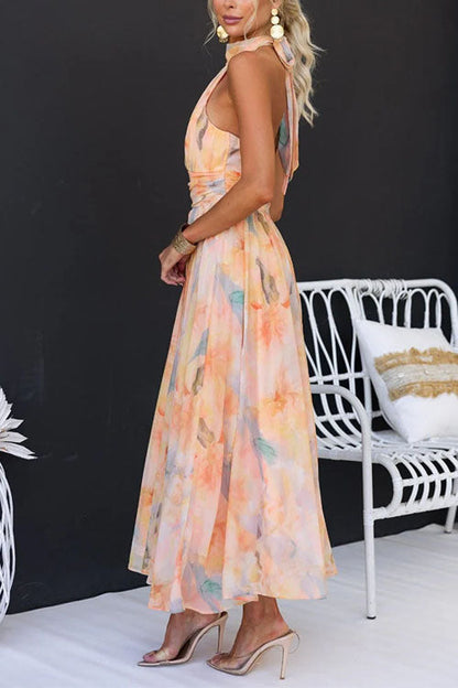 Erlinda – Maxikleid mit Wasserfarbenprint Neckholder und offenem Rücken